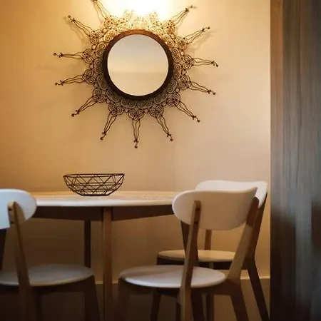 το σπίτι της ευτυχίας στούντιο Karpenísion